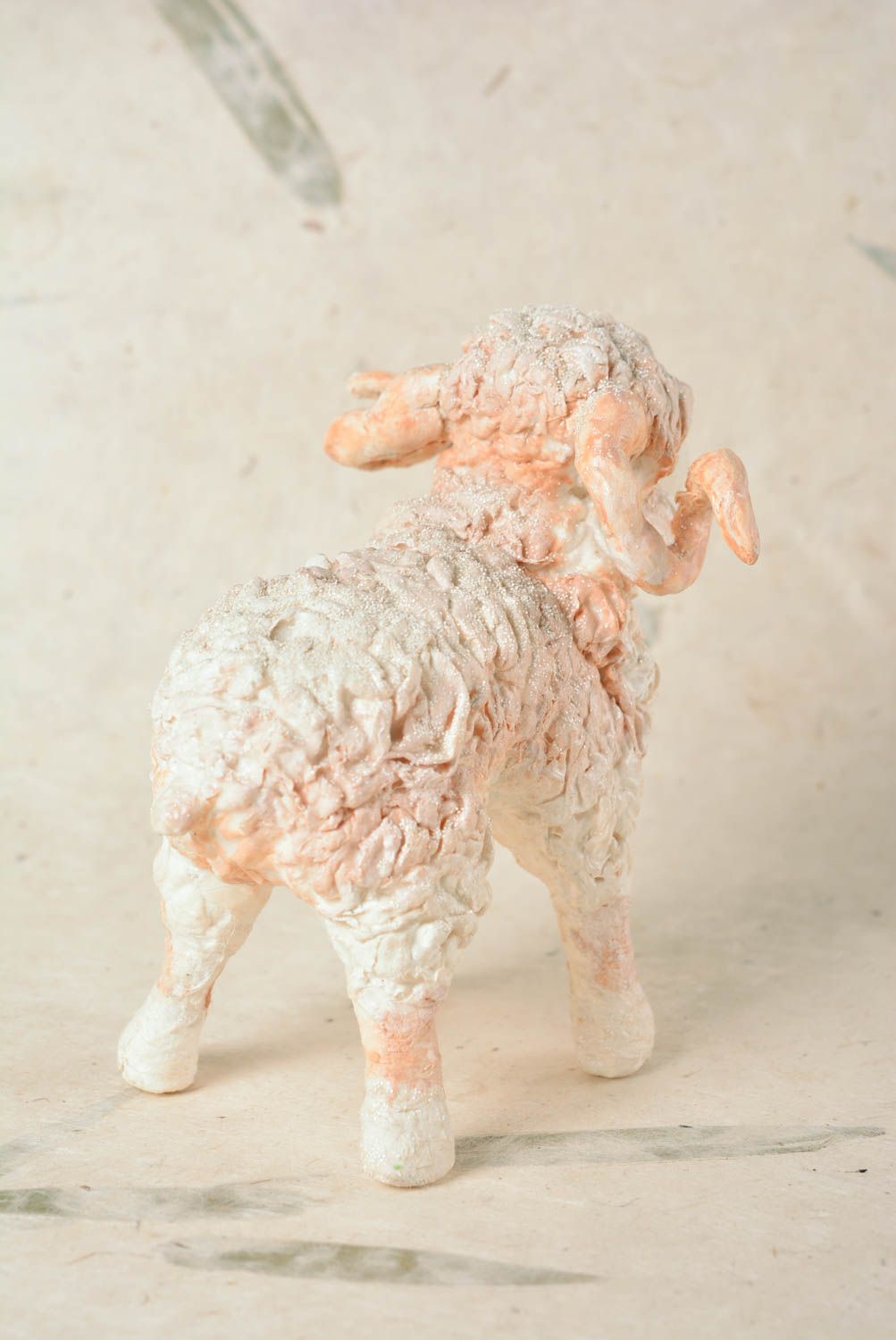 Juguete decorativo artesanal modelado de arcilla autosecante muñeco de oveja foto 5