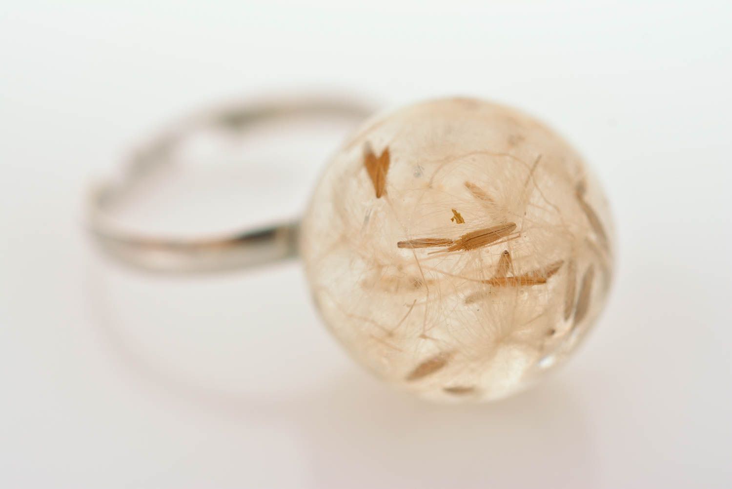 Schöner beiger handgemachter Ring aus Epoxidharz mit Trockenblumen Löwenzahn foto 4