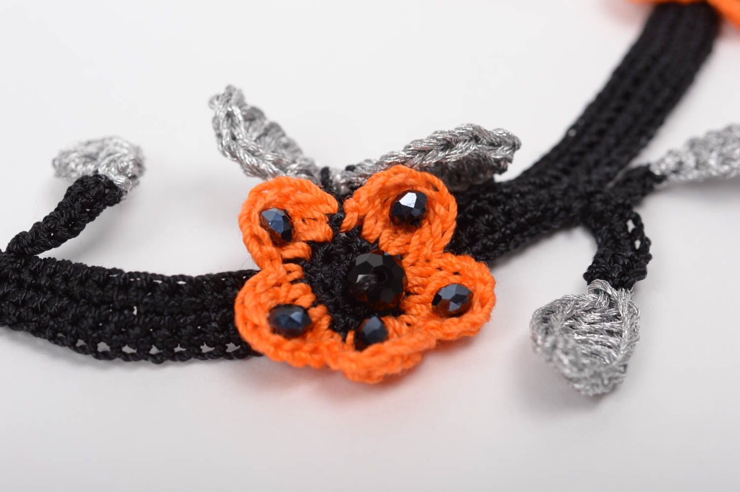 Collier tricoté fait main Bijou textile noir avec fleurs Accessoire femme photo 2