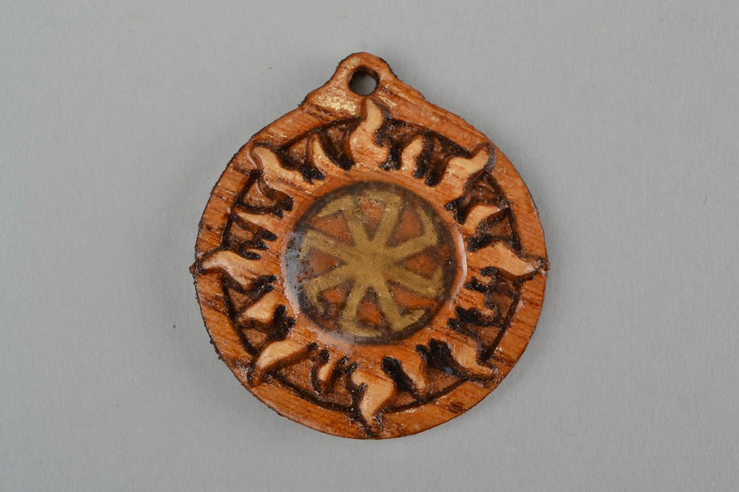 Amuleto protector colgante de madera artesanal Remolino en Sol de fresno tallado foto 3