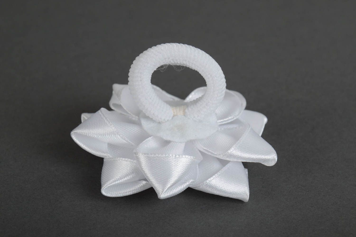 Schöner Haar Gummi mit Blume in Kanzashi Technik weiß handmade für Mädchen foto 2