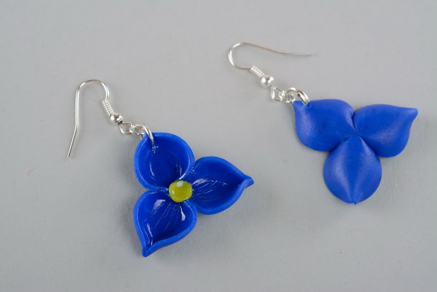 Blaue Blumen-Ohrringe aus Polymerton foto 3