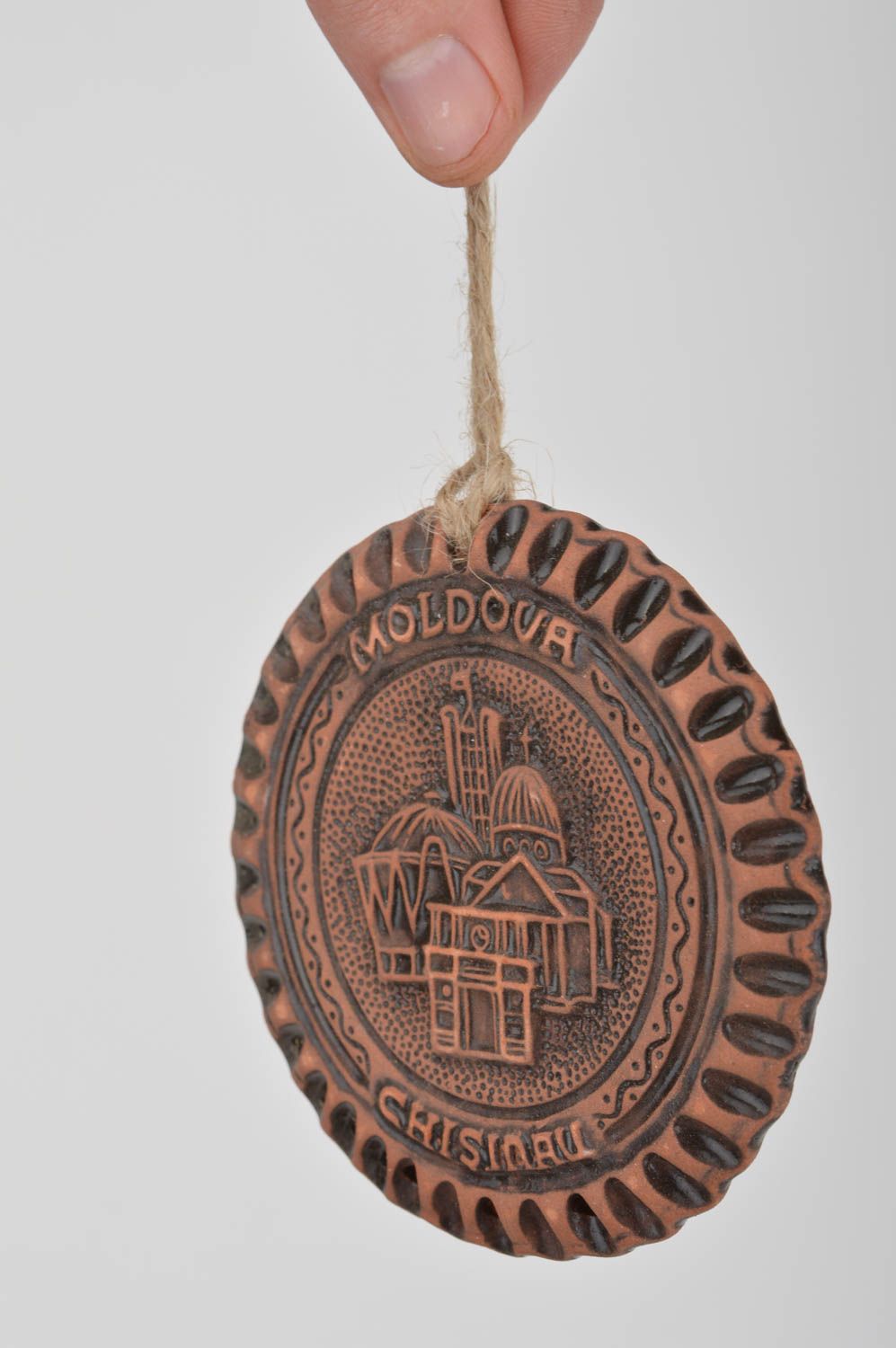 Керамическая интерьерная подвеска из красной глины медаль города ручной работы фото 3