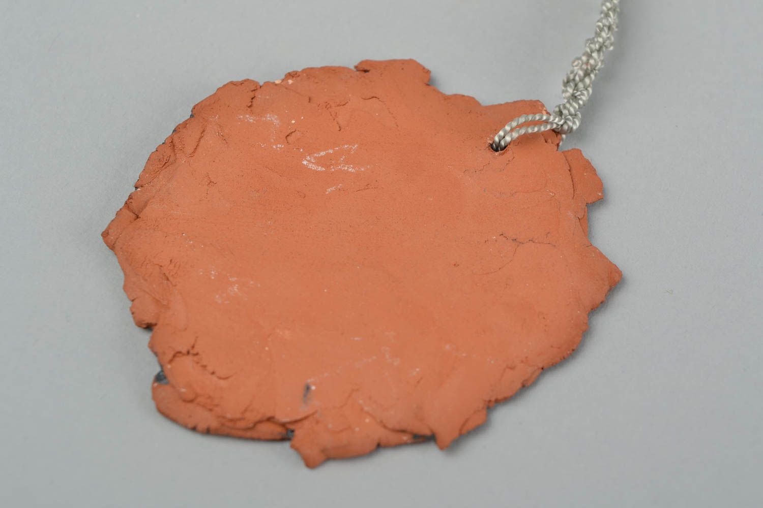 Керамическое украшение кулон ручной работы подвеска на шею круглая коричневая фото 5
