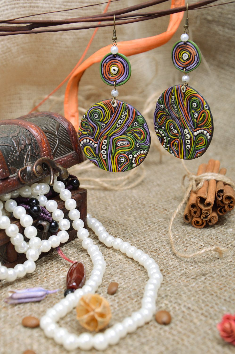 Яркие серьги из полимерной глины ручной работы разноцветные женские с подвесками фото 1
