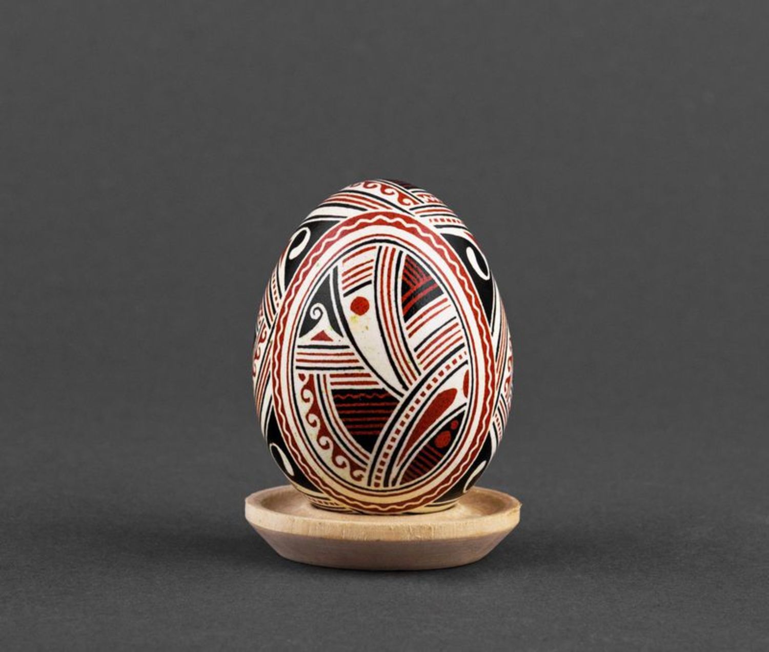 Huevo de Pascua pintado en estilo nacional foto 3