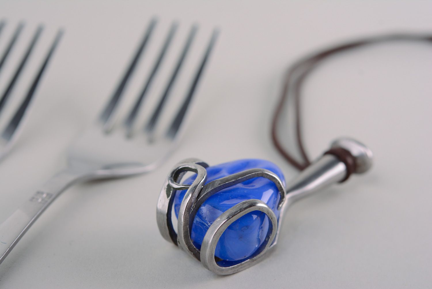 Металлический кулон из мельхиоровой вилки с голубым искусственным камнем фото 1
