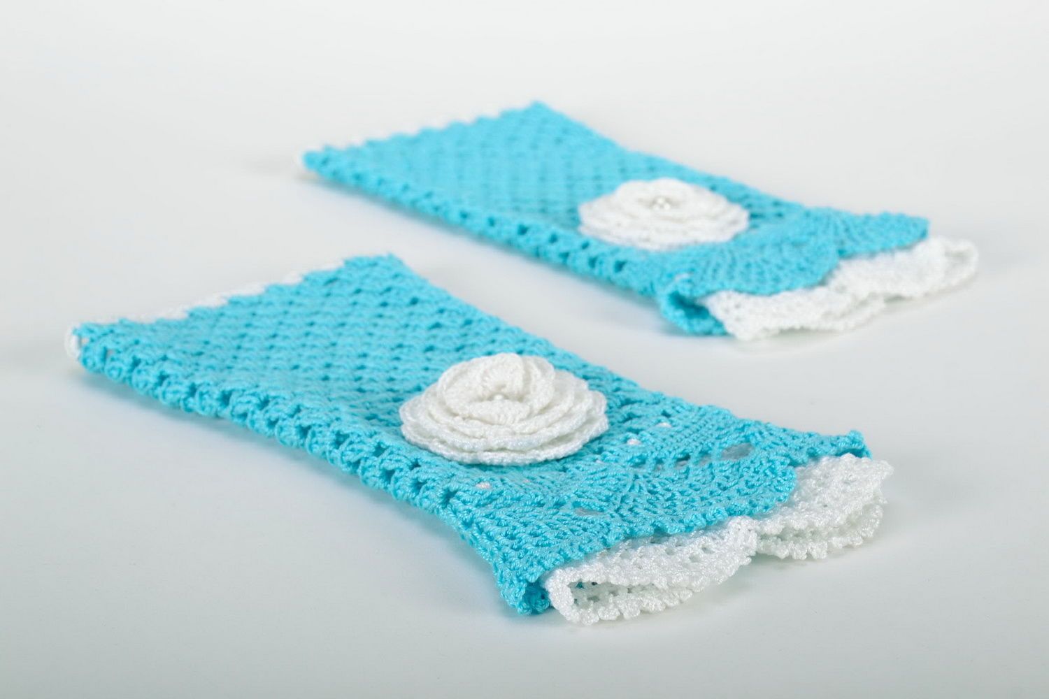 Mitaines tricotées au crochet bleu clair photo 3