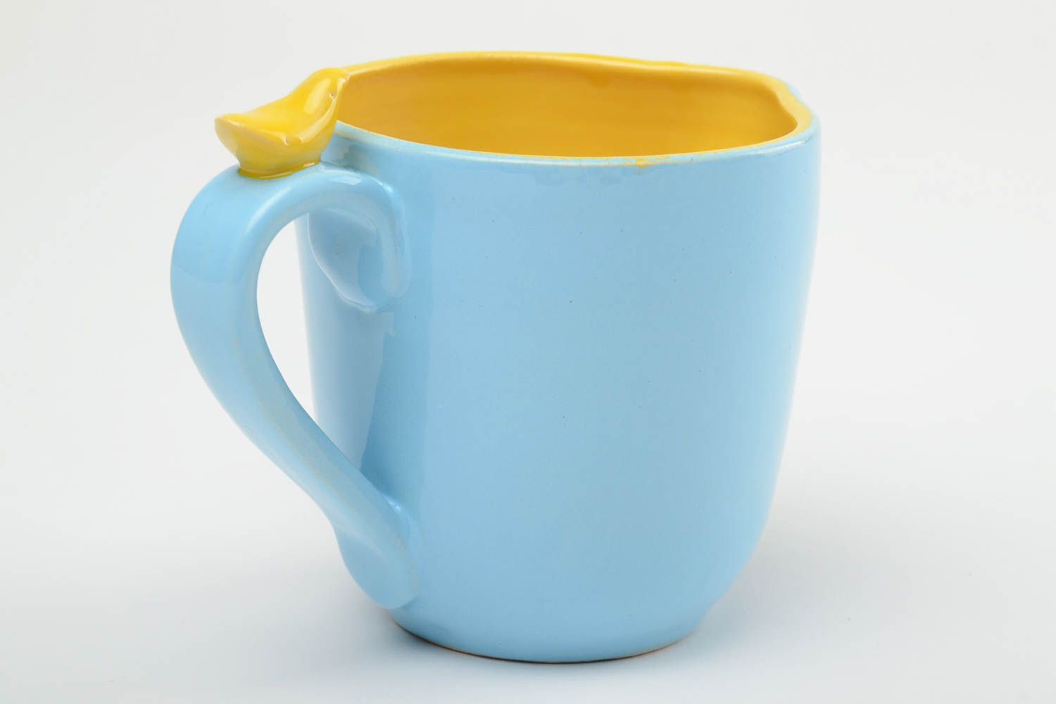 Глиняная чашка ручной работы расписанная глазурью и эмалью 400 мл желто-голубая фото 4