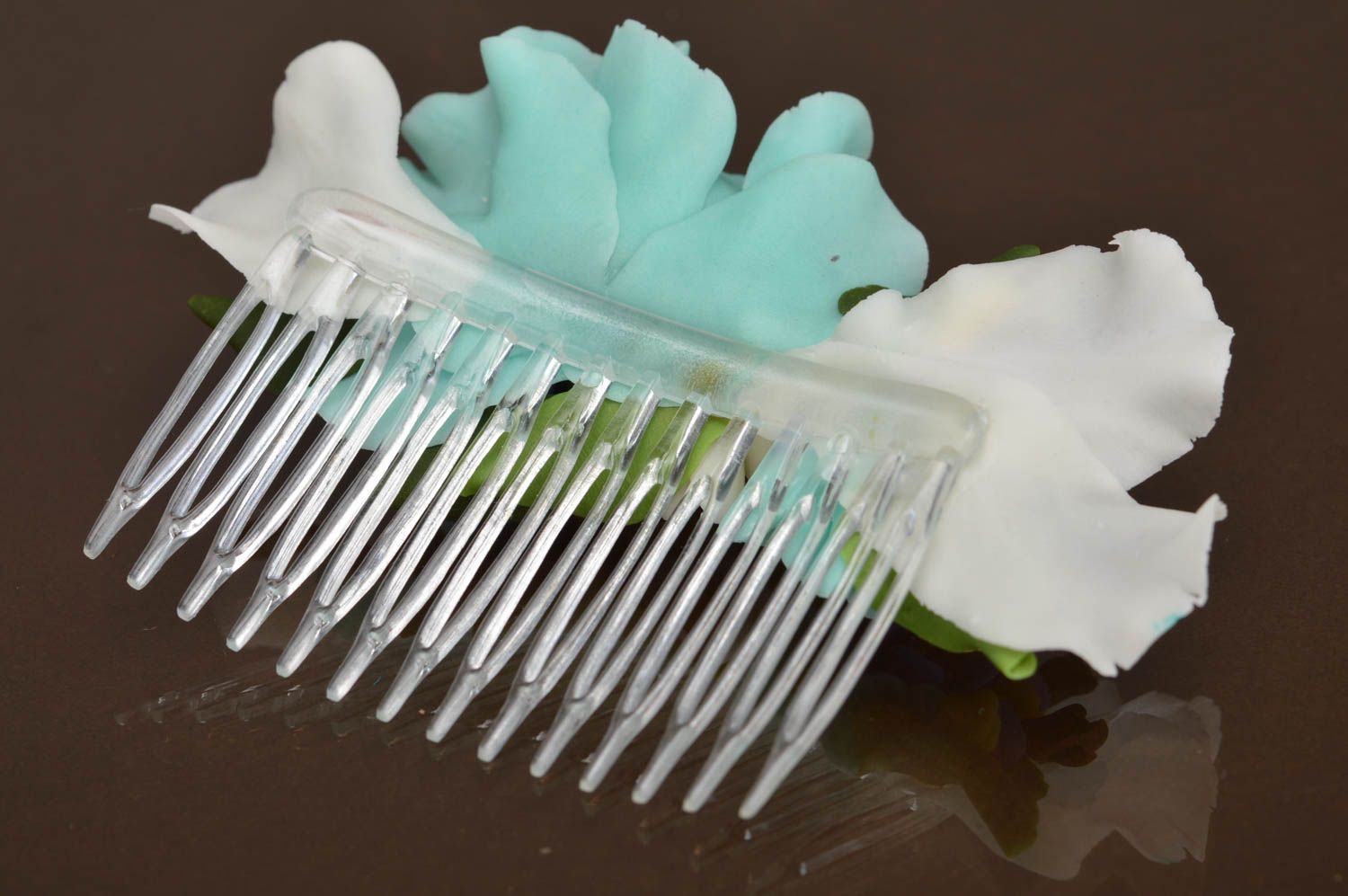 Handgemachter Haarkamm aus Plastik mit Polymerton Blumen zart blau originell foto 5