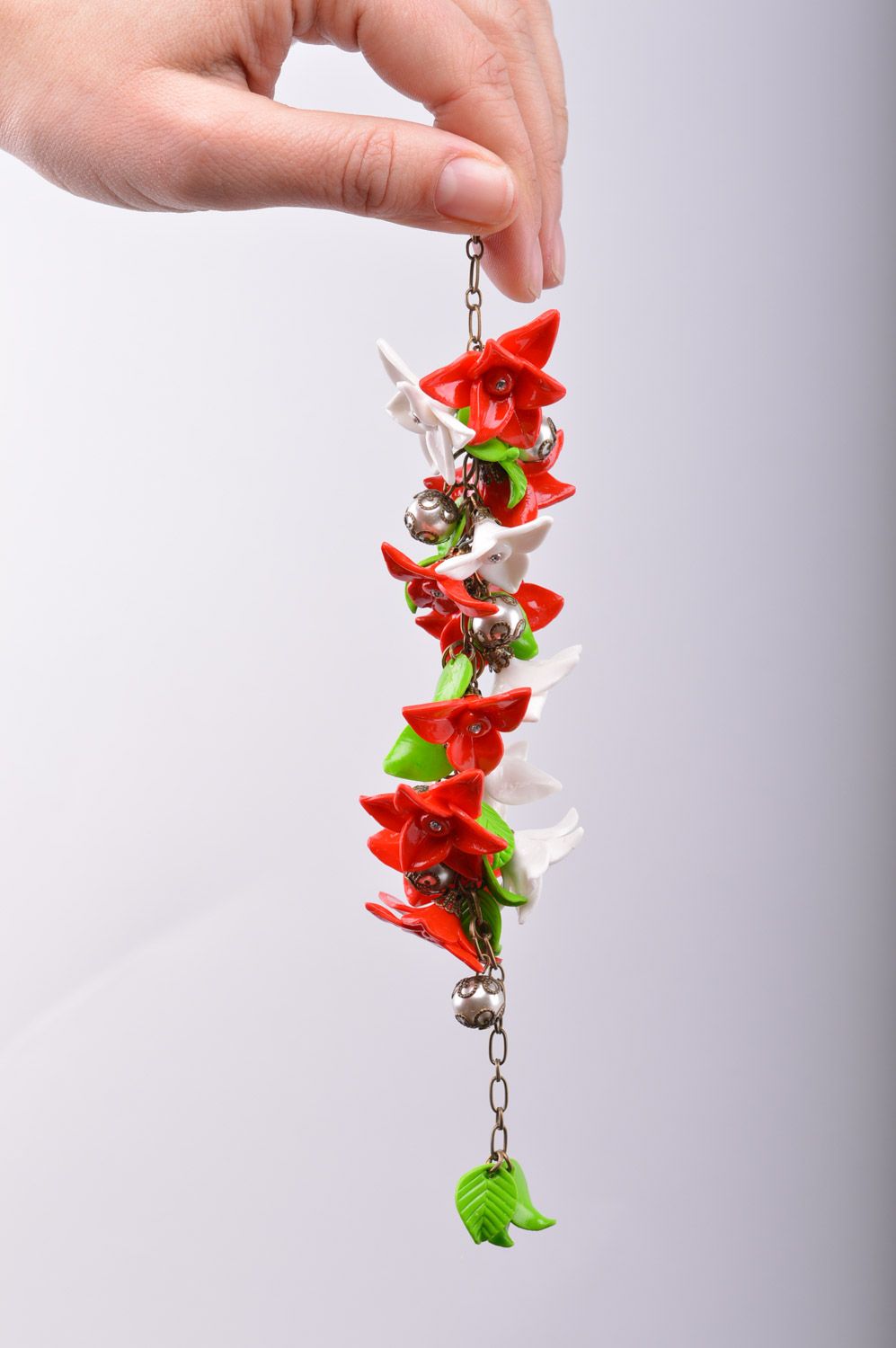 Pulsera de flores de arcilla polimérica artesanal azucenas rojas blancas foto 5