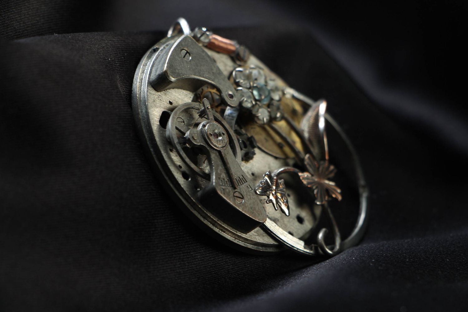 Designer pendant with clockwork mechanism photo 2