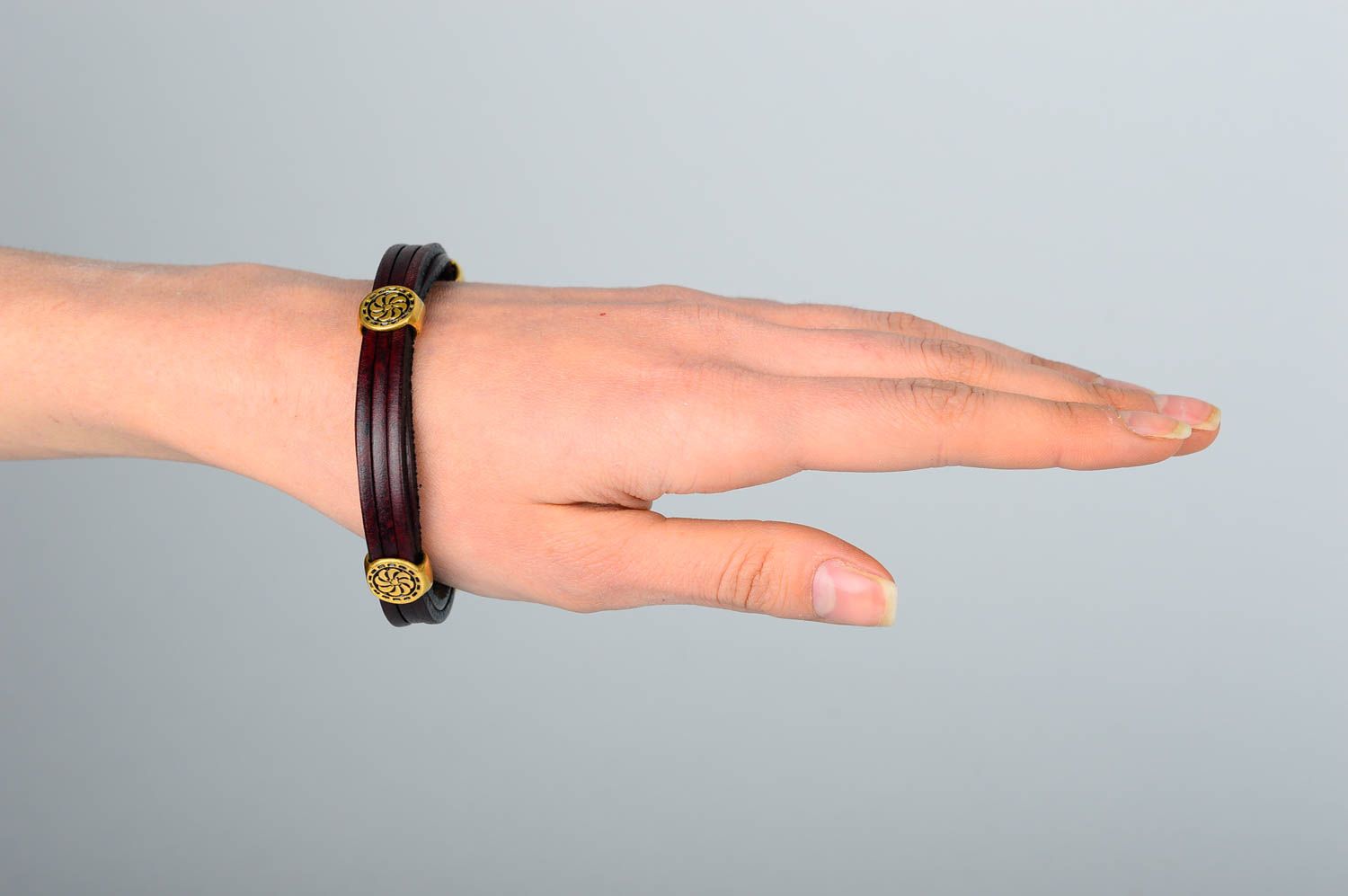 Кожаный браслет хэнд мэйд браслет на руку бордовый модный украшение из кожи фото 2