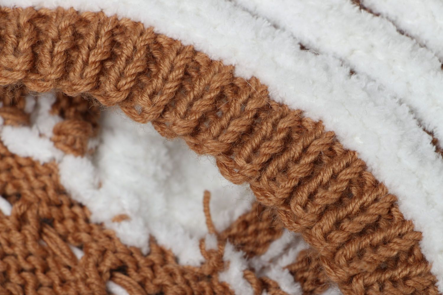 Bonnet tricoté en laine et fils acryliques photo 3