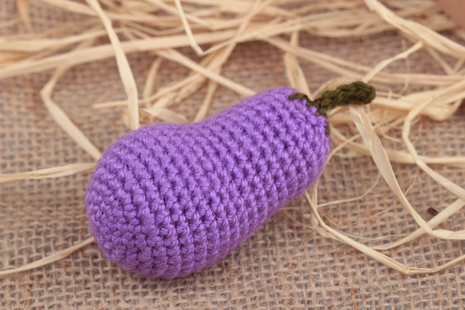Petit jouet mou tricoté fait main en fils acryliques aubergine décoration photo 1