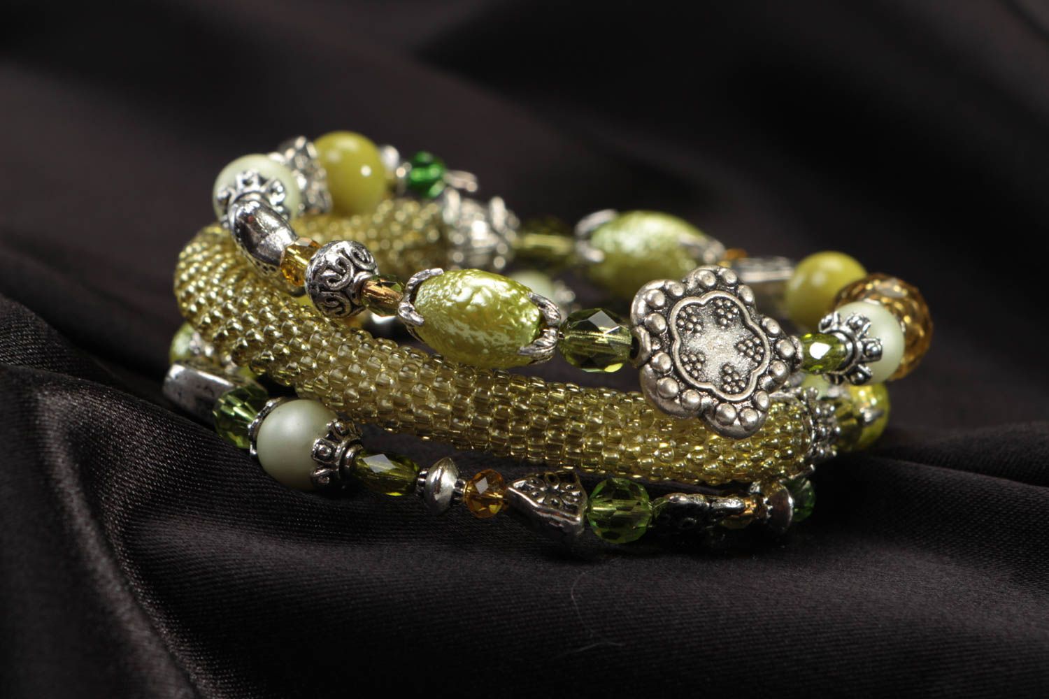 Large bracelet en perles de rocaille et perles fantaisie vert fait main photo 1