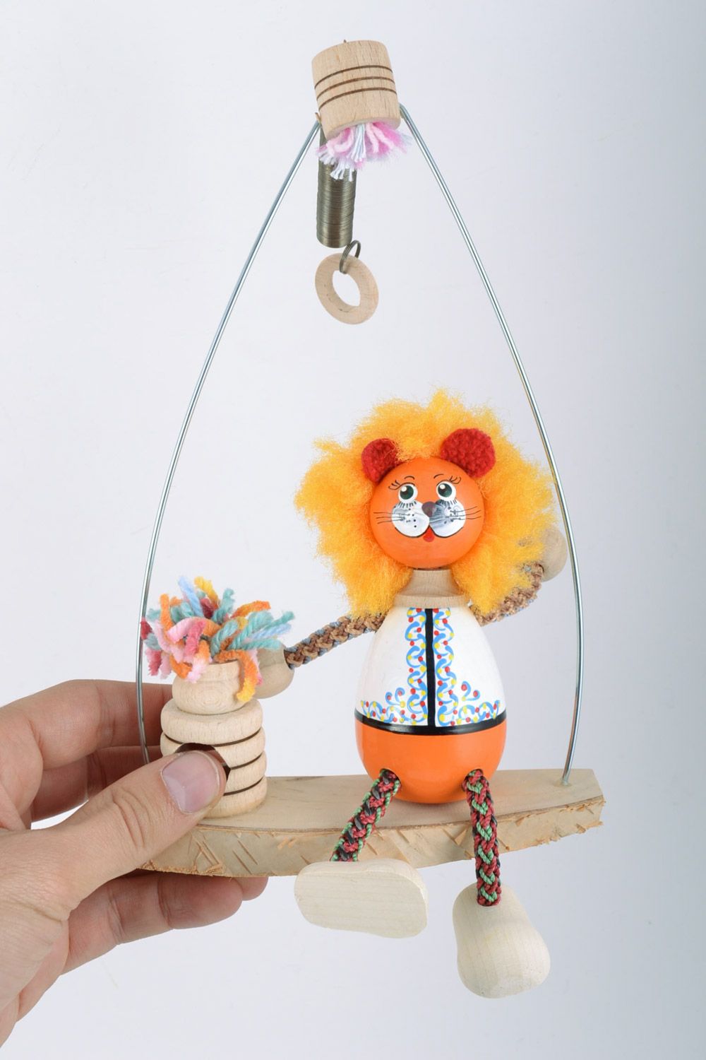 Деревянная игрушка лев на лавке ручной работы детская с росписью авторская фото 2