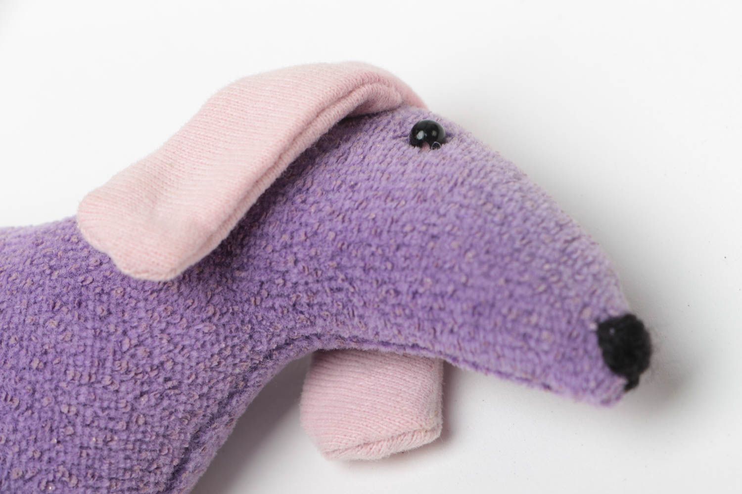 Фиолетовая мягкая игрушка ручной работы в виде таксы из трикотажа для ребенка фото 3