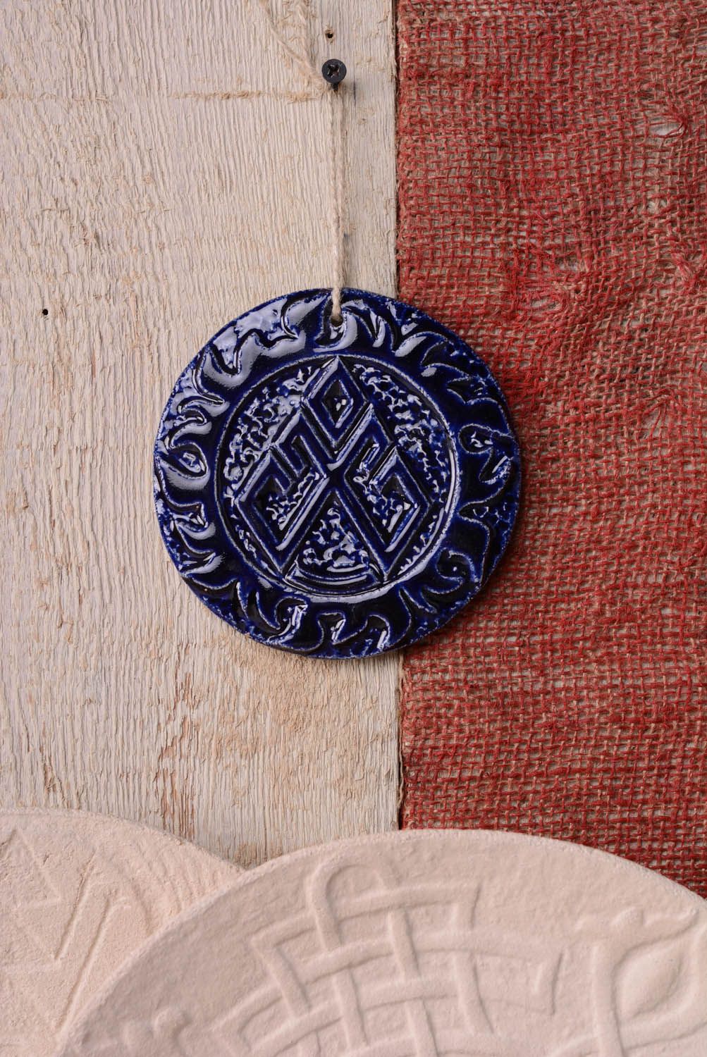 Pingente talismã de cerâmica de interior feito de argila e coberto com esmalte Lelia foto 3