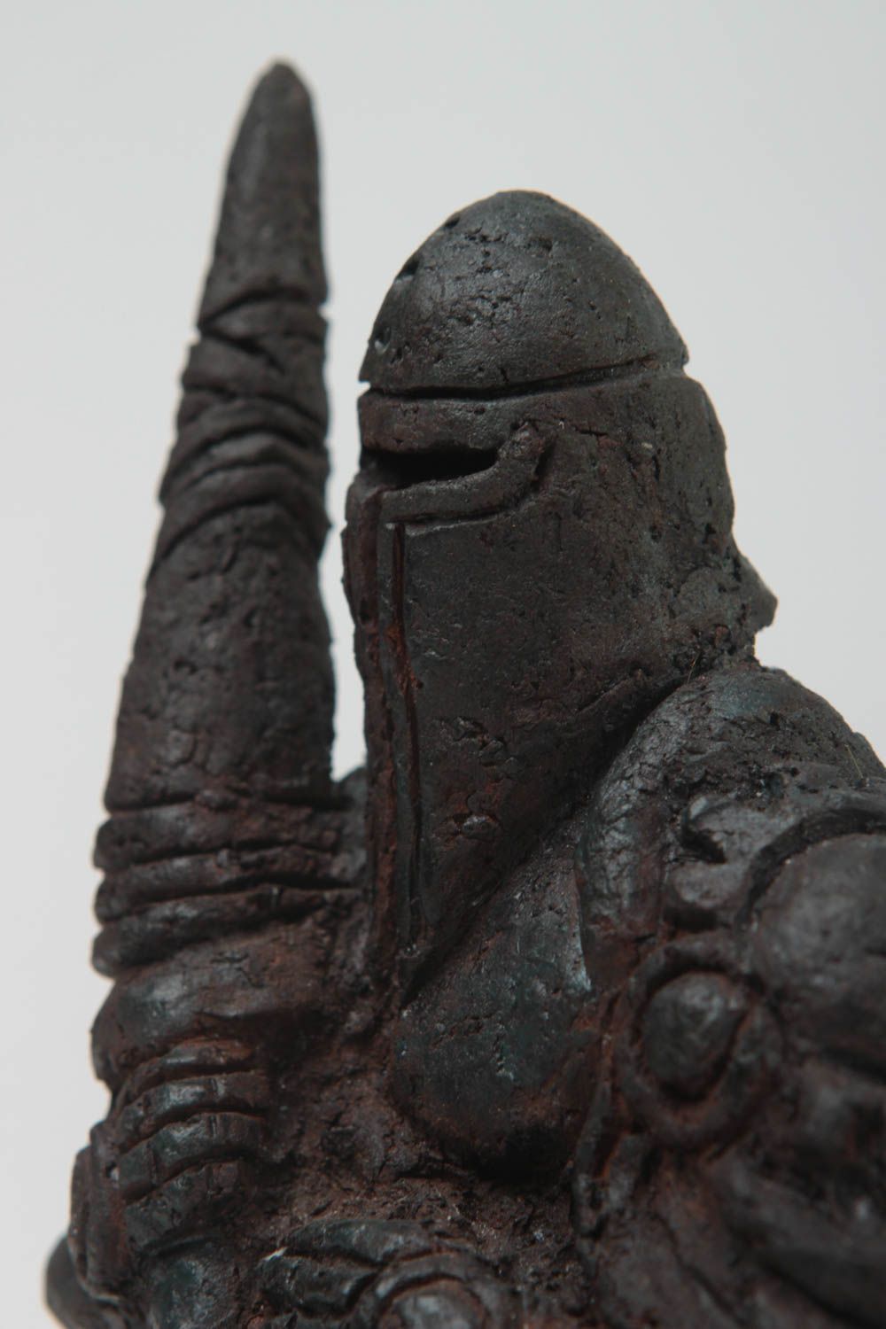 Figurine originale Petite statuette fait main guerrier céramique Déco intérieur photo 3