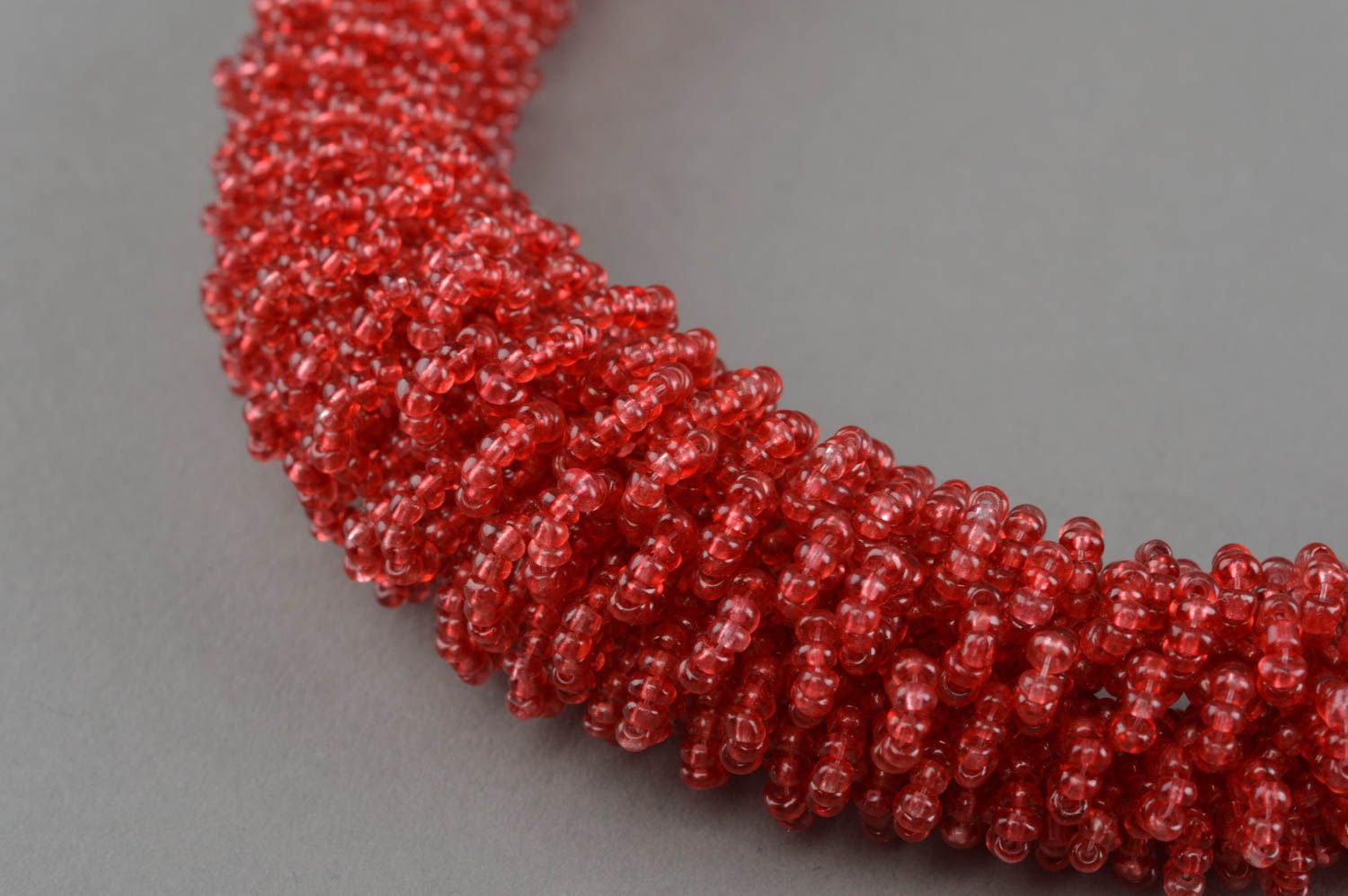 Красный жгут из бисера ожерелье ручной работы красивое оригинальное массивное фото 3