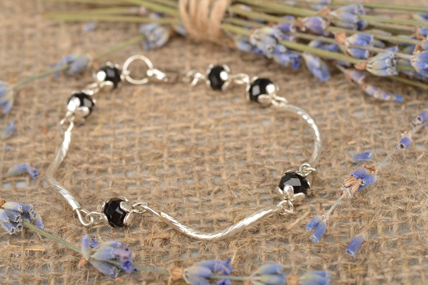 Feines leichtes Metall Armband handmade für Damen Sechs schwarze Perlen foto 1