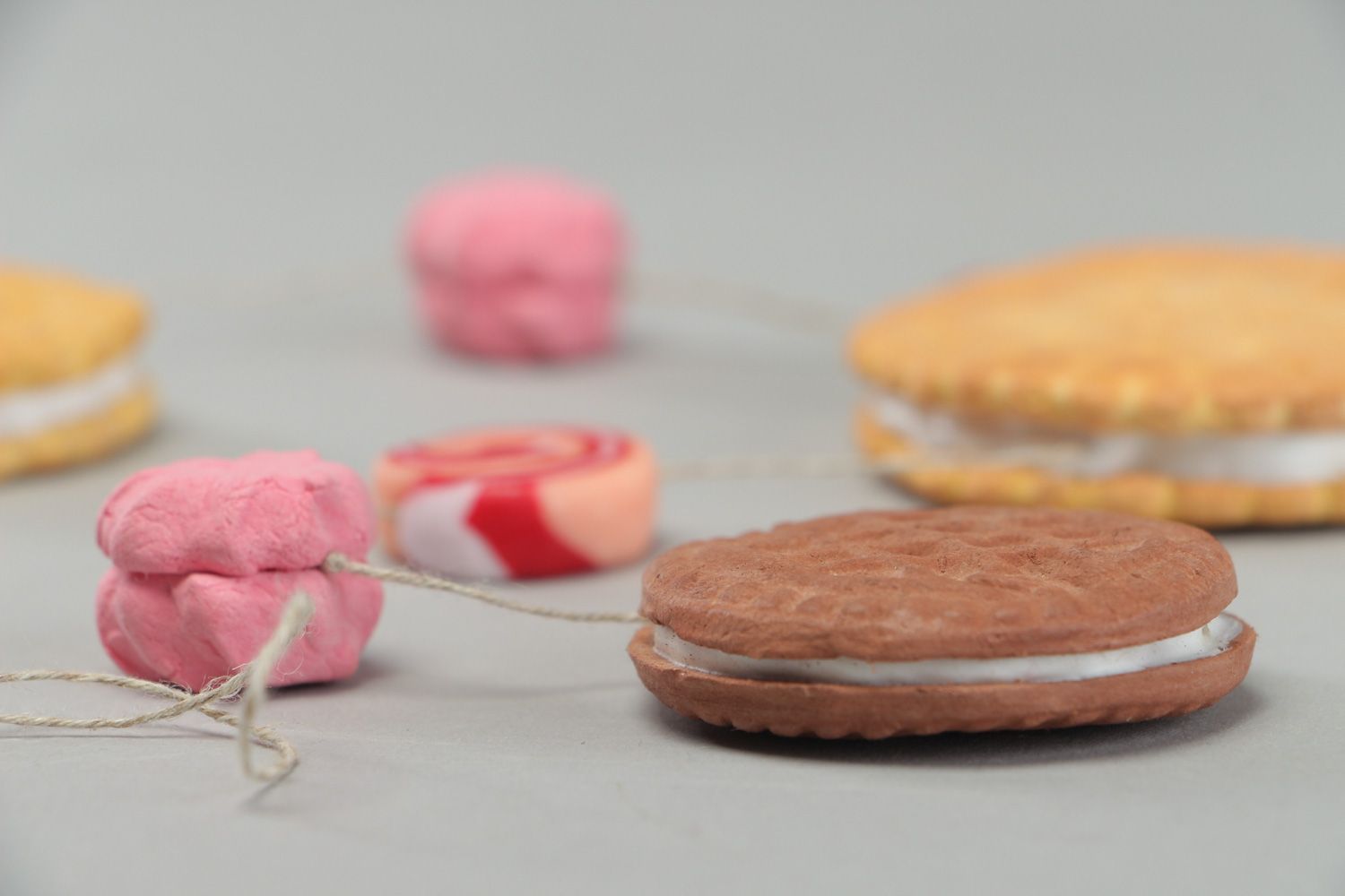 Guirlande en pâte polymère en forme de sucreries originale faite à la main photo 3