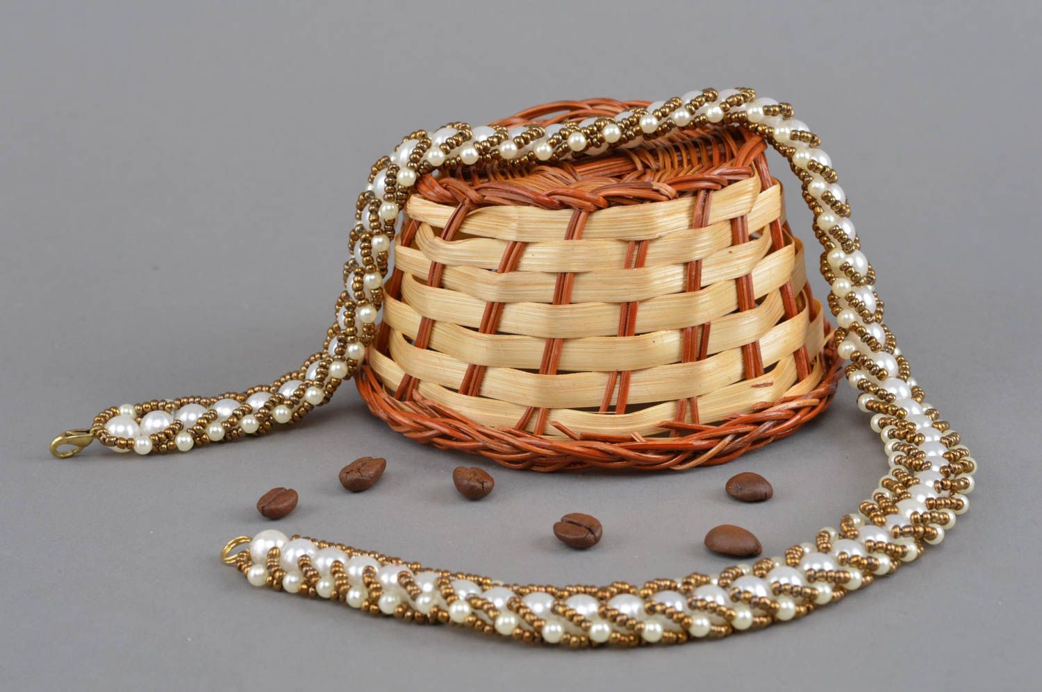 Collier en perles de rocaille blanc marron original beau accessoire fait main photo 1