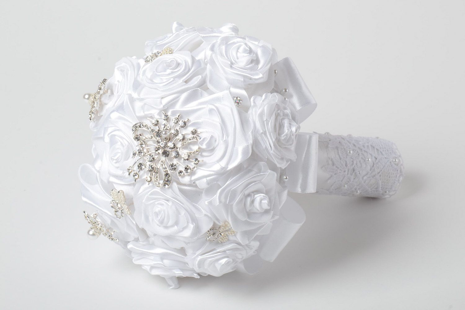 Bouquet de mariage en rubans de satin blanc fait main décoration originale photo 1