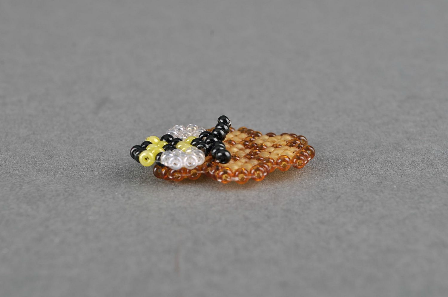 Amuleto a forma di ape fatto a mano accessorio originale di perline
 foto 3