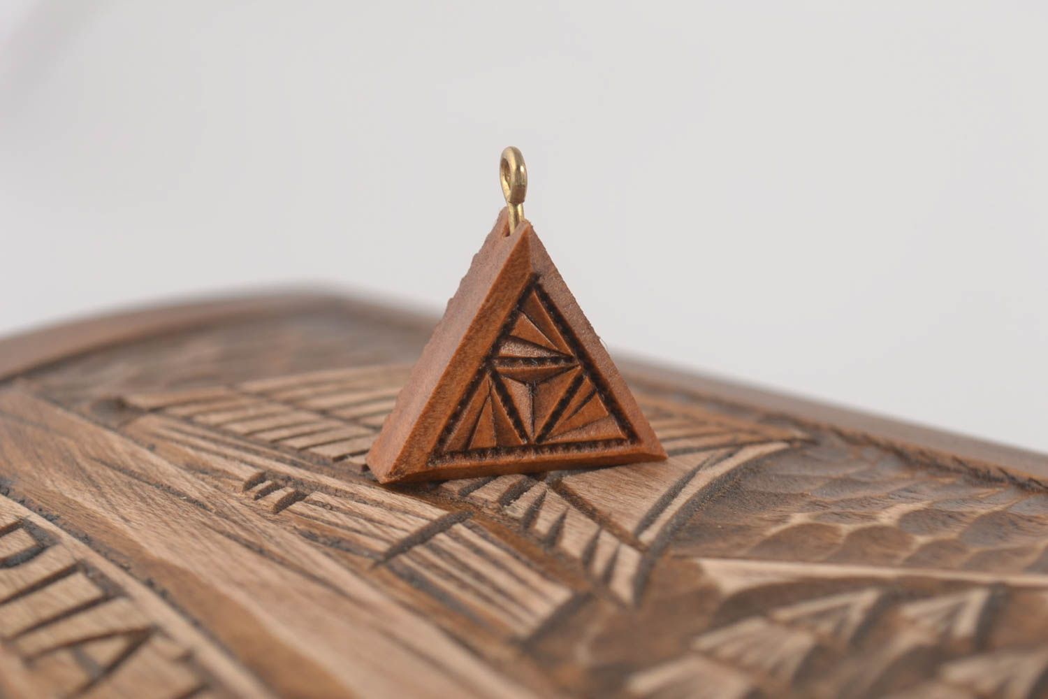 Pendentif en bois Bijou fait main style ethnique Accessoire femme triangulaire photo 1