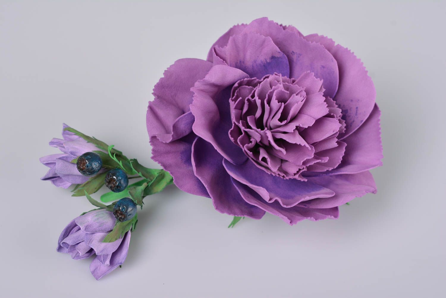 Красивая заколка из фоамирана в виде цветка ручной работы сиреневая оригинальная фото 1