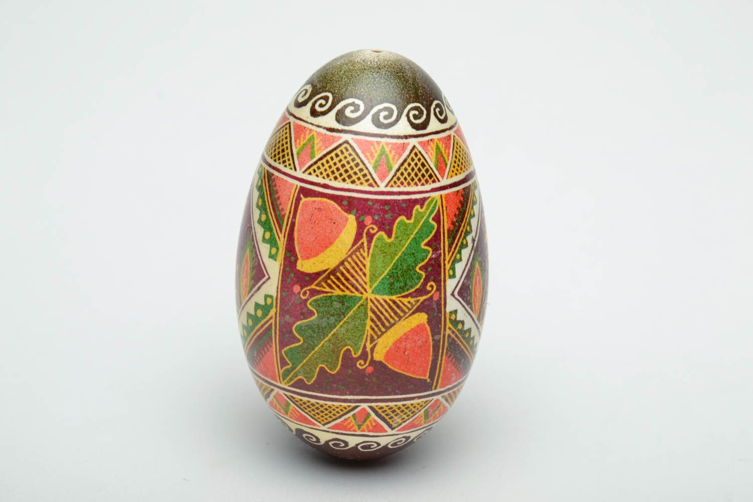 Œuf de Pâques fait main peint de couleurs décor pour maison avec symboles photo 3