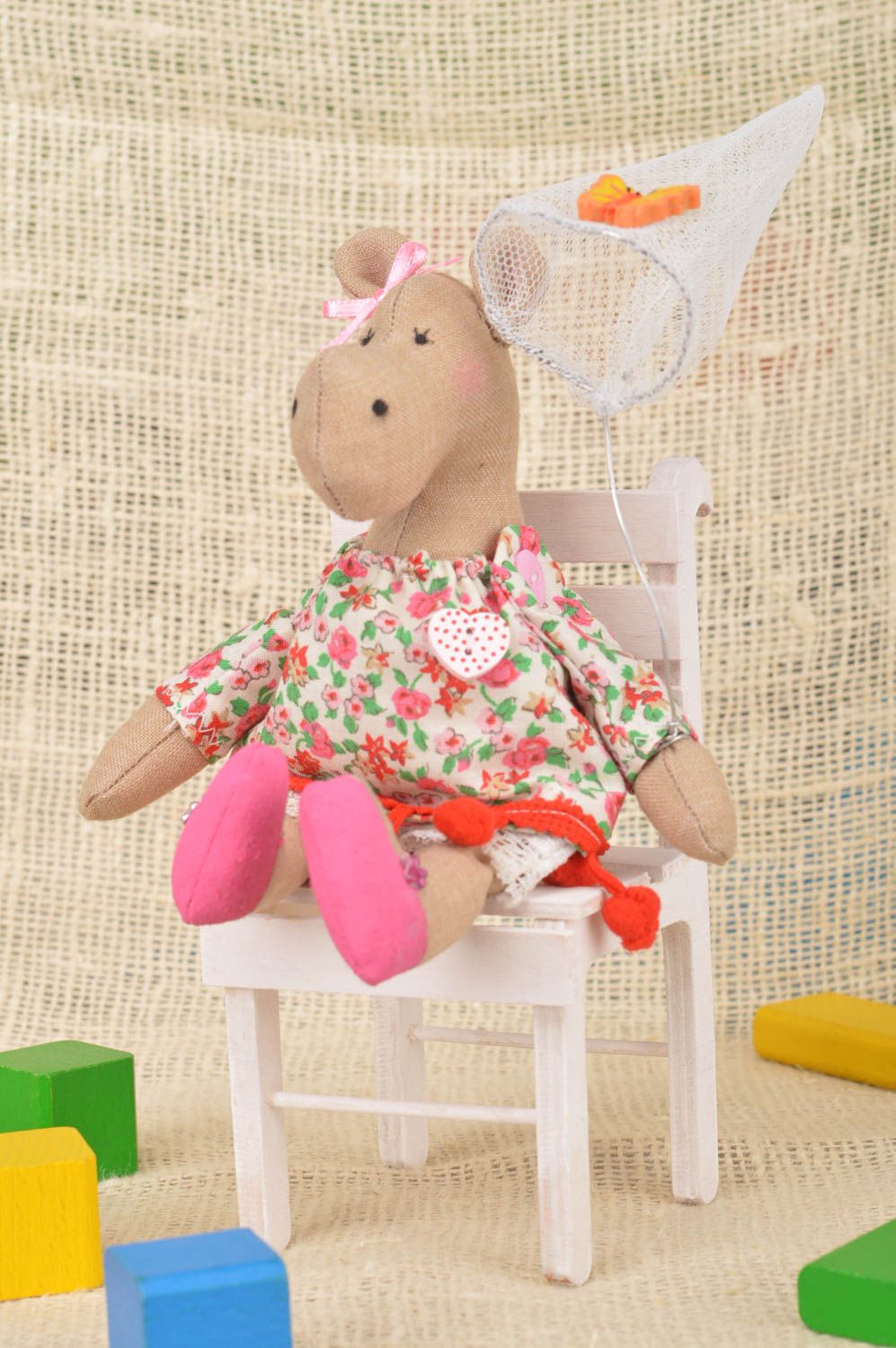 Мягкая игрушка ручной работы для дома из хлопка Бегемотик в платье на стуле фото 1