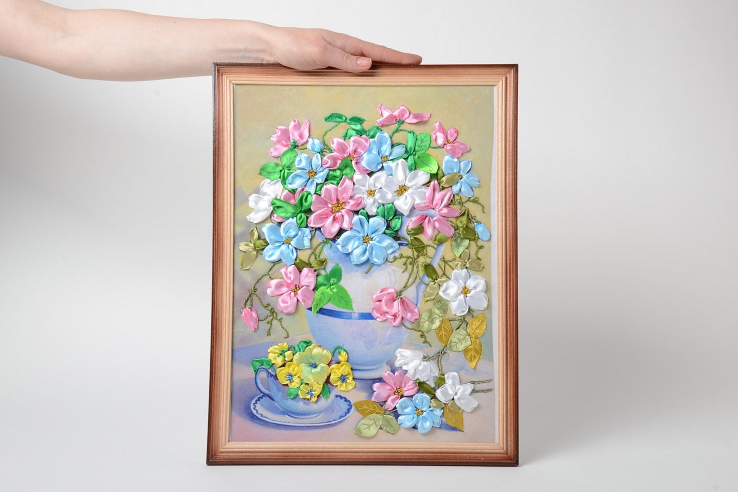 Tableau brodé artisanal de tons pastel avec fleurs en rubans fait main photo 5