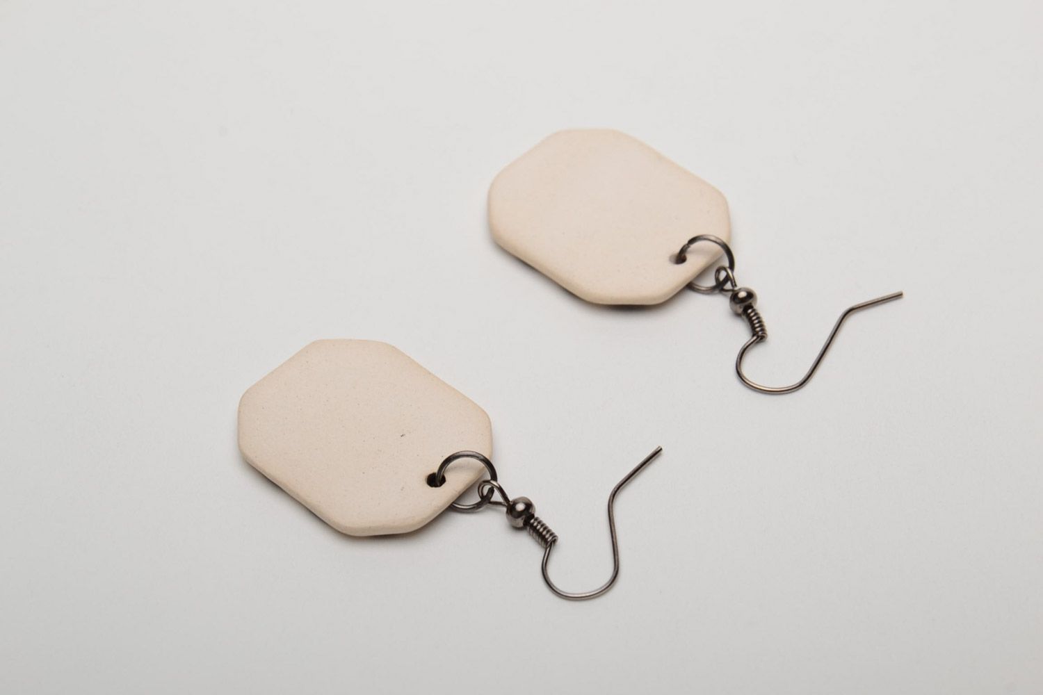 Massive einfache handgemachte Ohrringe aus Ton mit Emaille in Ofen gebrannt foto 4