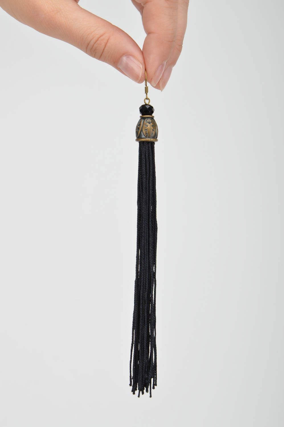 Длинные черные серьги с кисточками из шнуров красивые аксессуар ручной работы фото 2