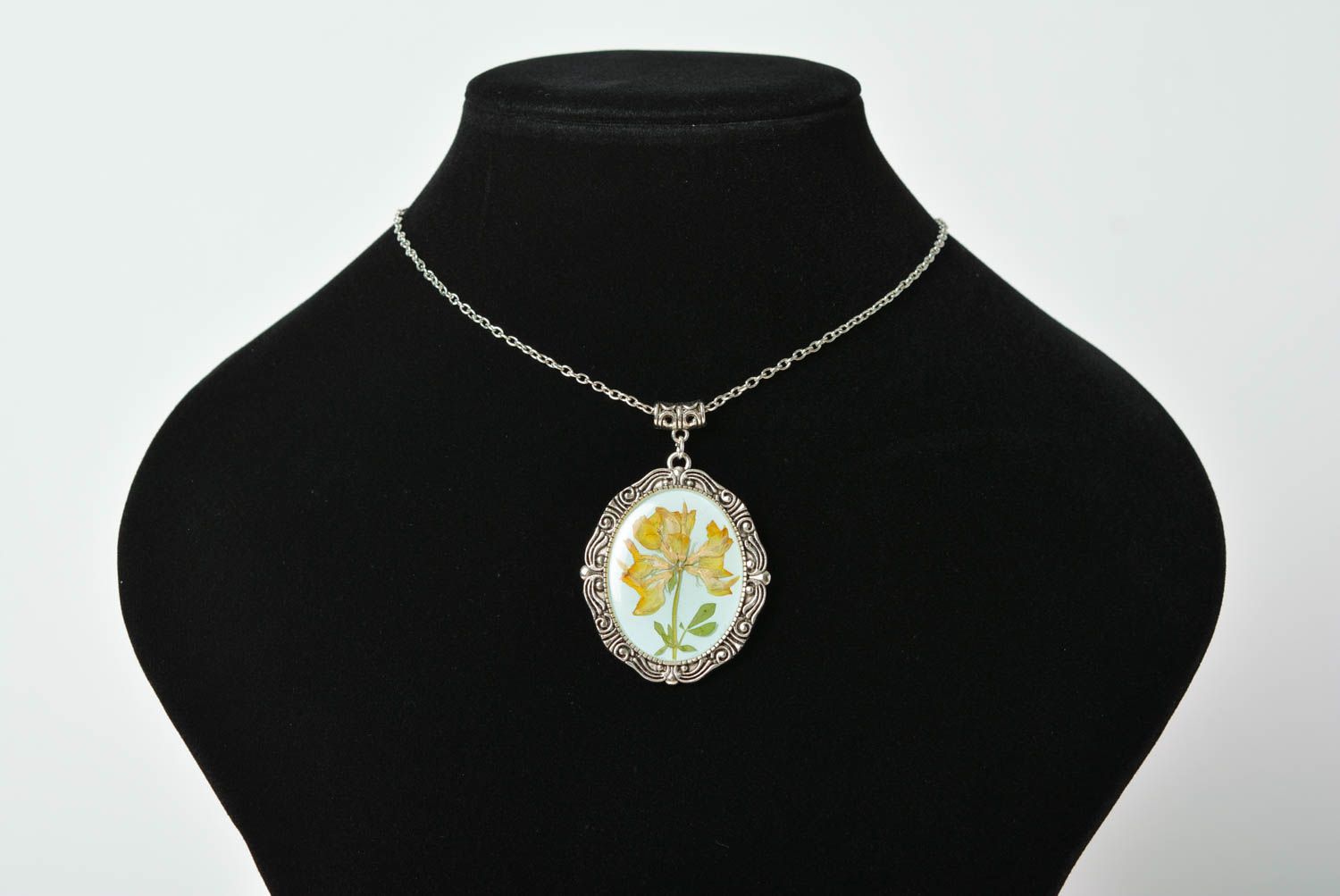Pendant with fresh flowers in the epoxy resin handmade accessory of long chain photo 2