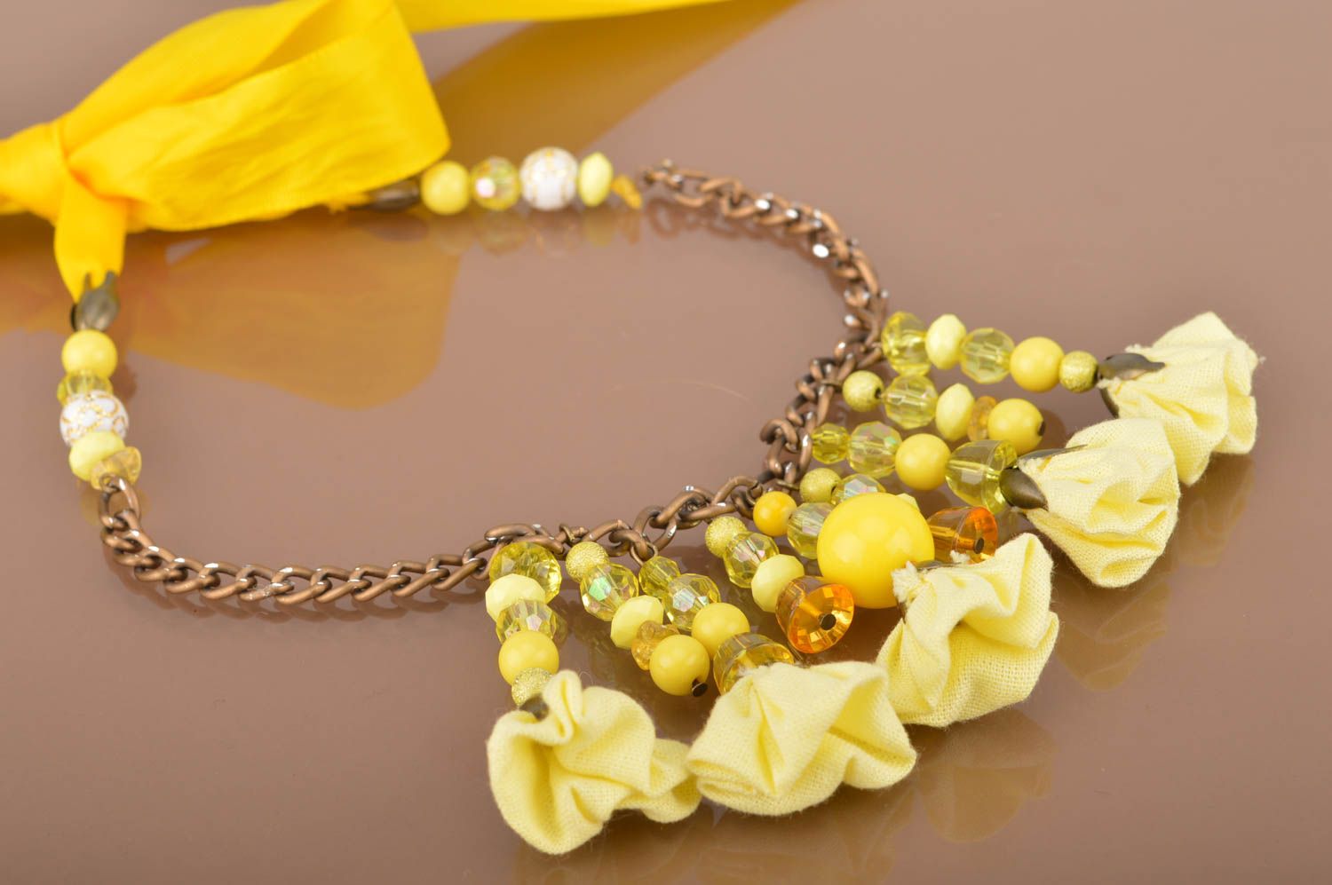 Ожерелье на цепочке с цветами и бусинами нарядное в желтых тонах ручная работа фото 2