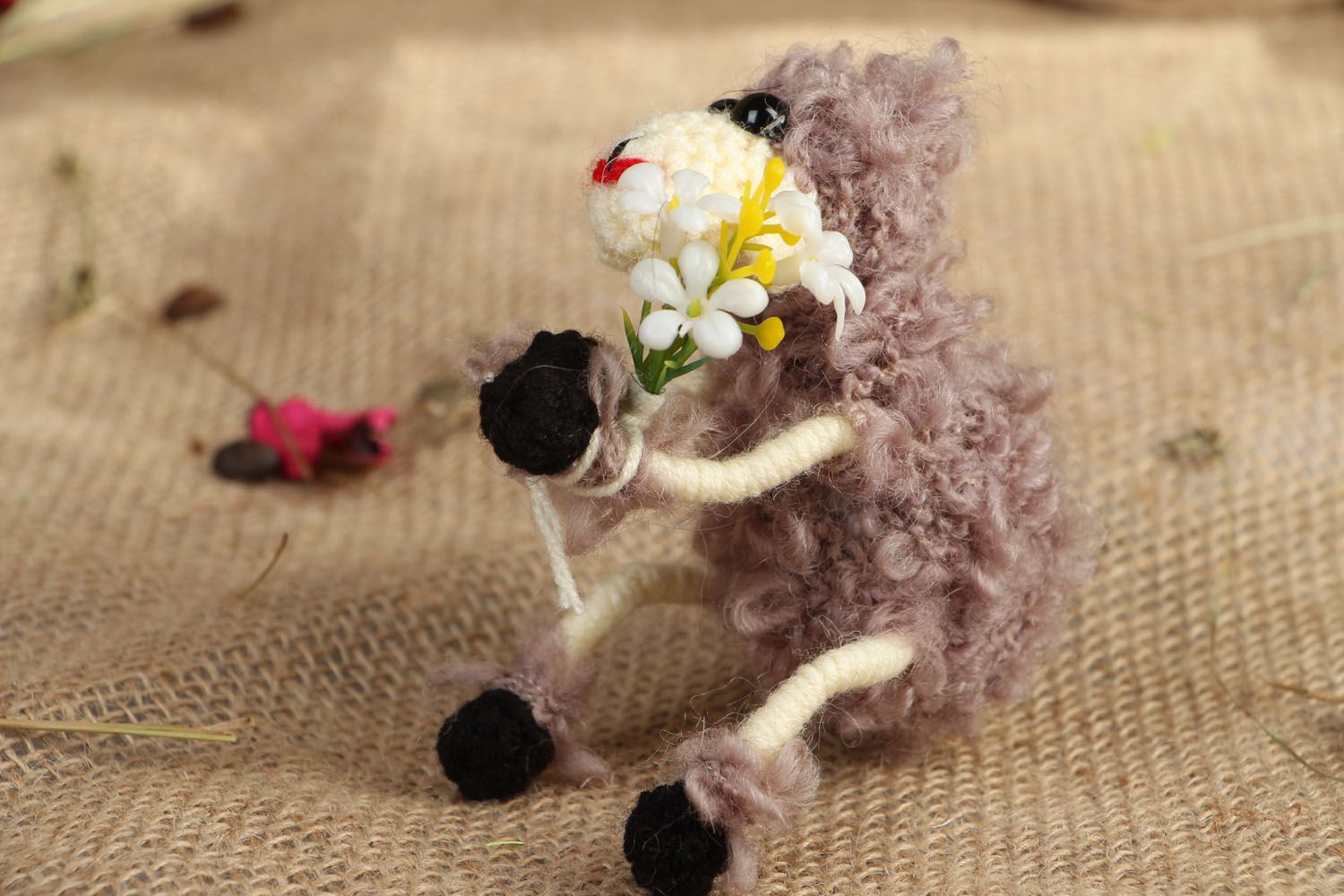 Jouet mou tricoté fait main Brebis avec fleurs photo 5