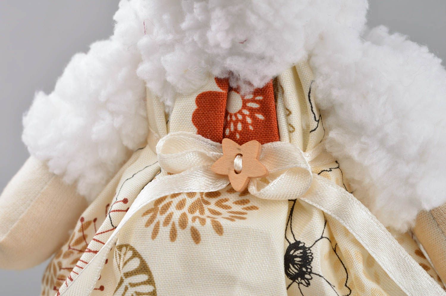 Petite peluche brebis blanche en robe en coton fait main jouet pour enfant  photo 2