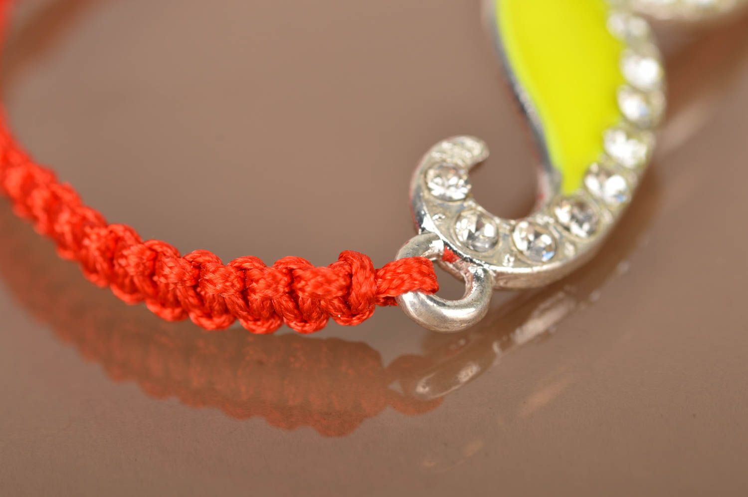 Handmade geflochtenes Armband aus Fäden mit metallischem Element Schnurrbart foto 5