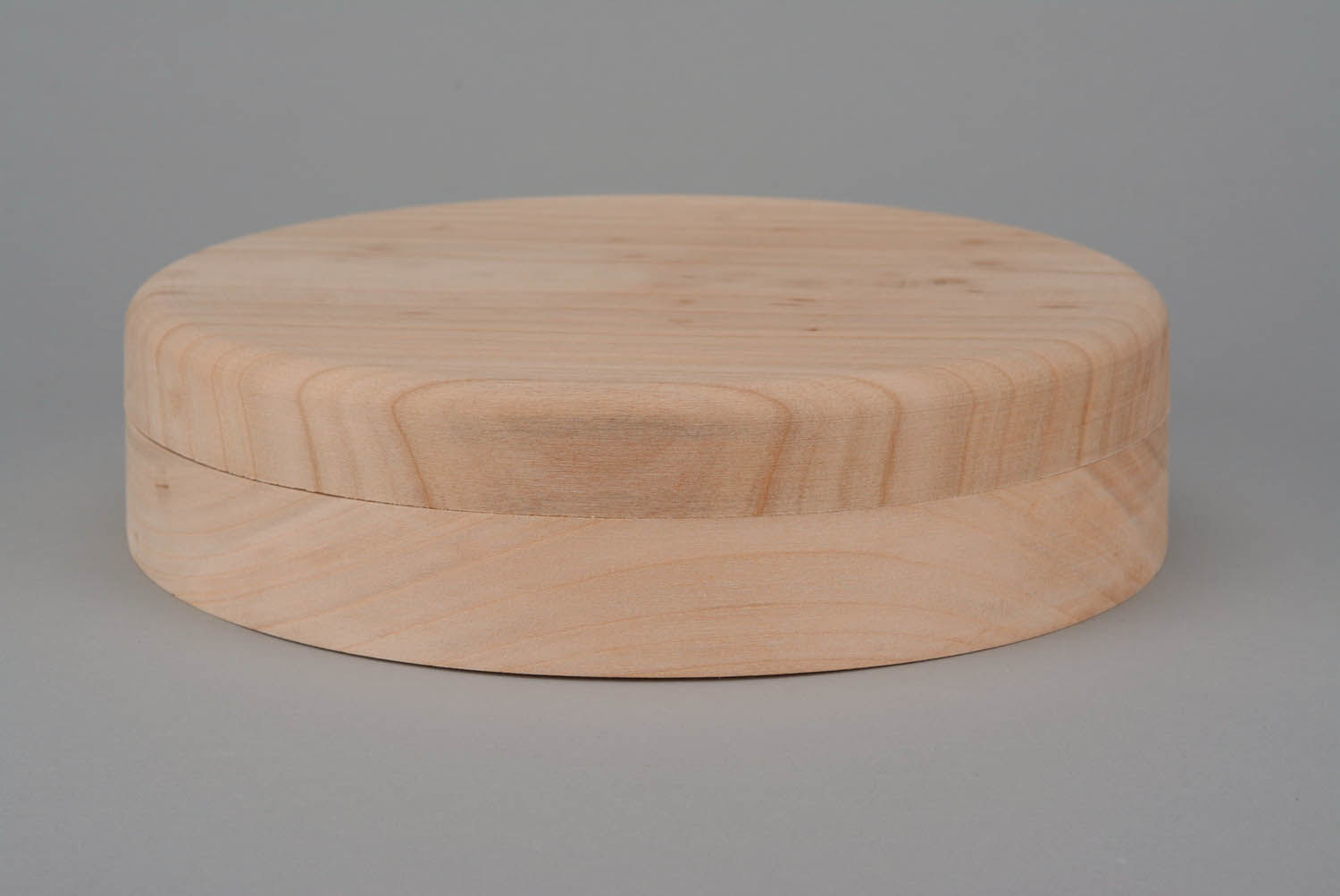 Caja de madera redonda en blanco foto 5