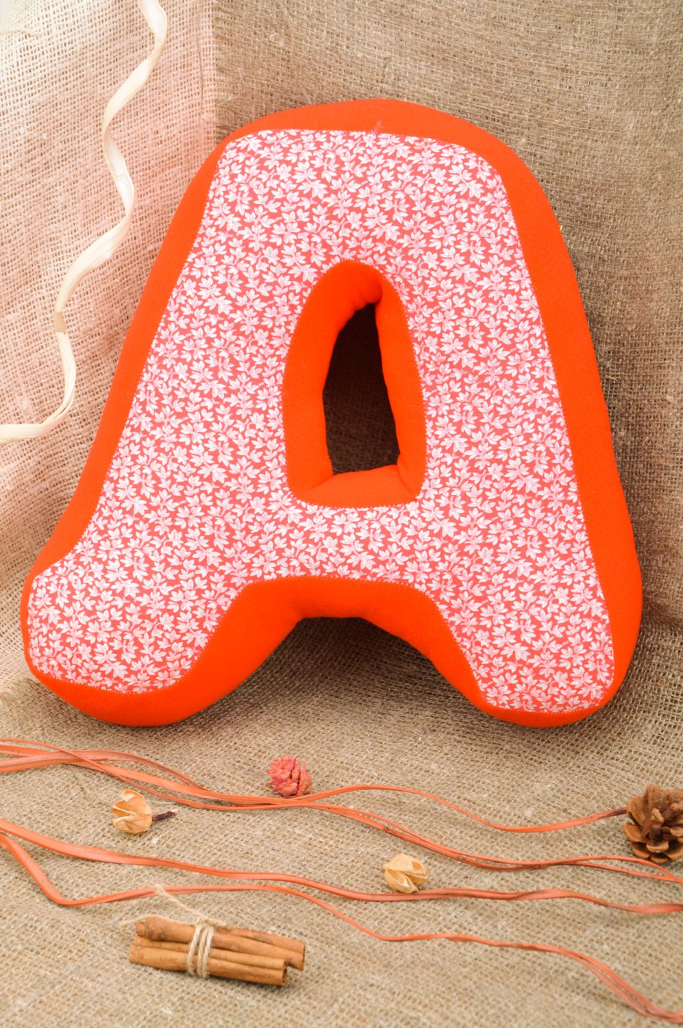Coussin en forme de lettre A en coton rose rouge décoratif original fait main photo 1