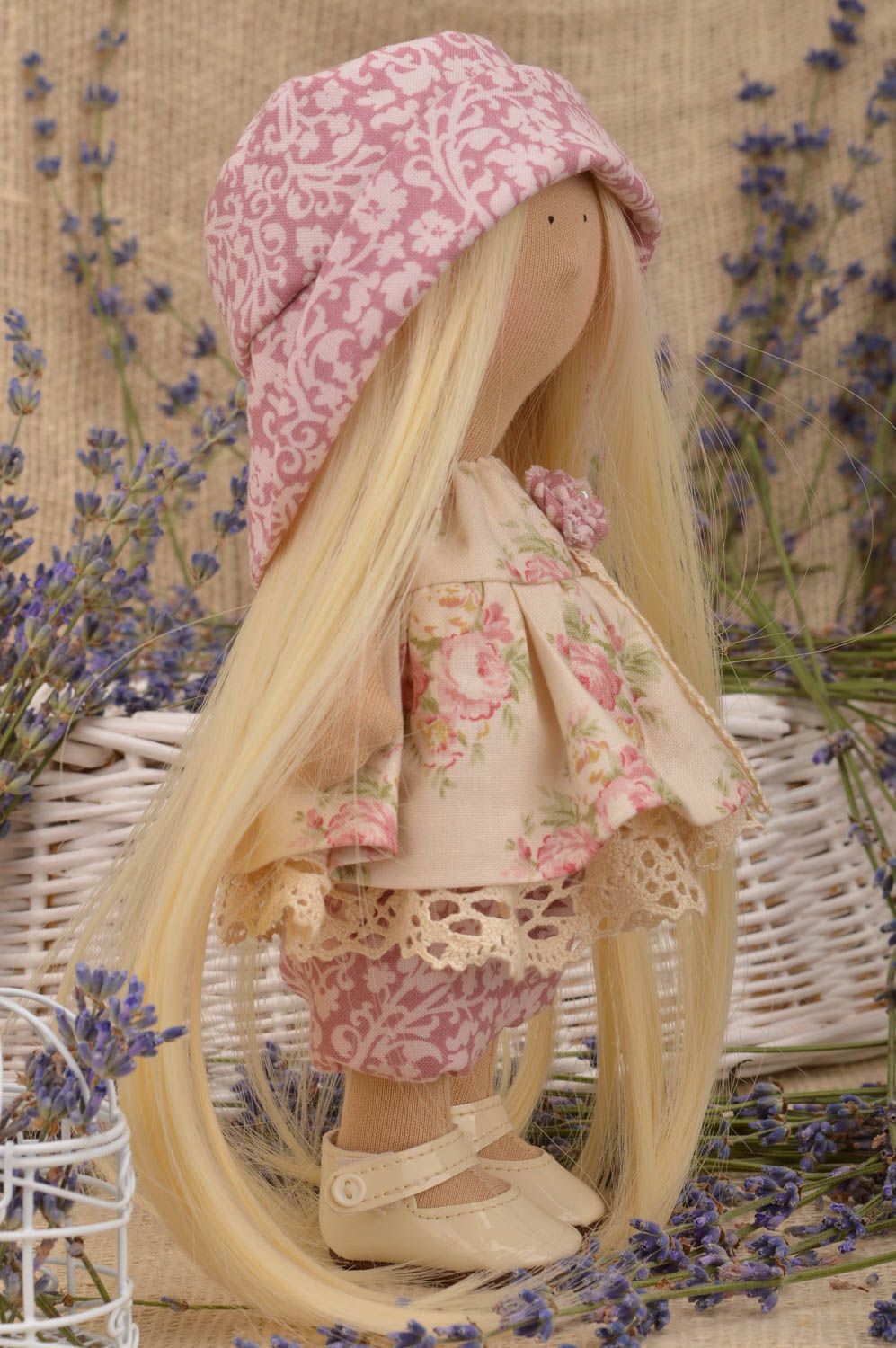 Künstlerische Puppe aus Textil in roa Kleid für Interieur schön handgeschaffen foto 1