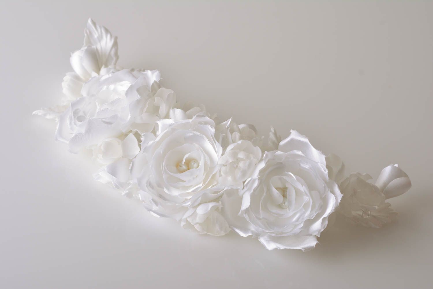 Белые цветы из шелка с бусинами ручной работы оригинальные для декора розы фото 1