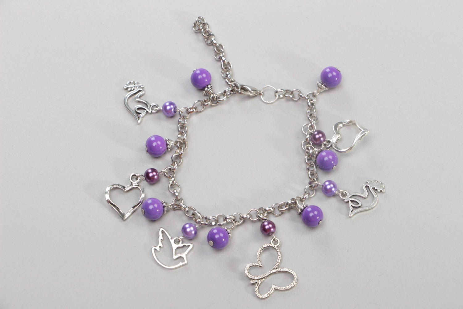 Bracelet violet sur chaîne avec perles céramiques et breloques fait main photo 2