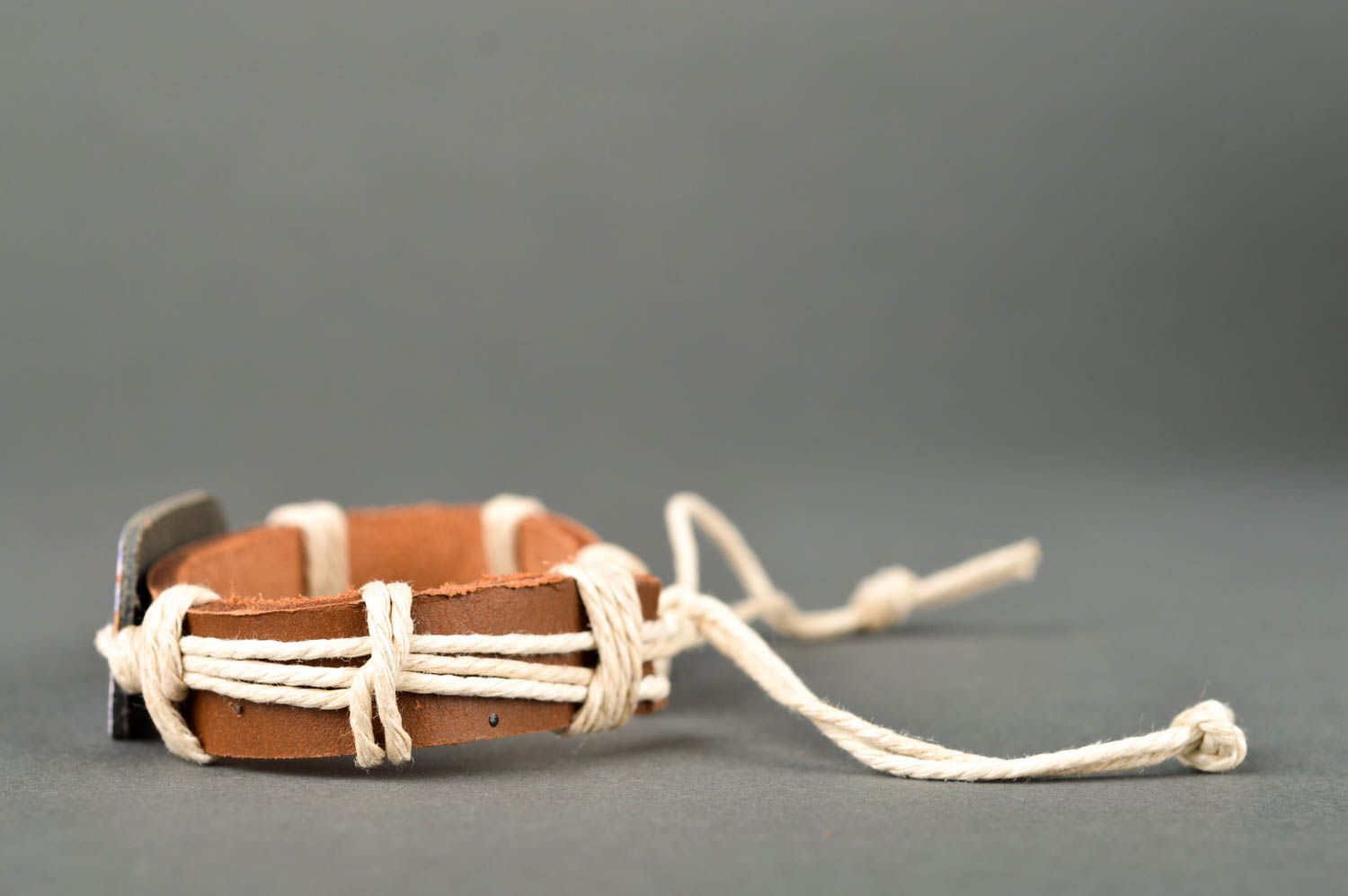 Бижутерия из кожи ручной работы кожаный браслет бежевый женский браслет на руку фото 3