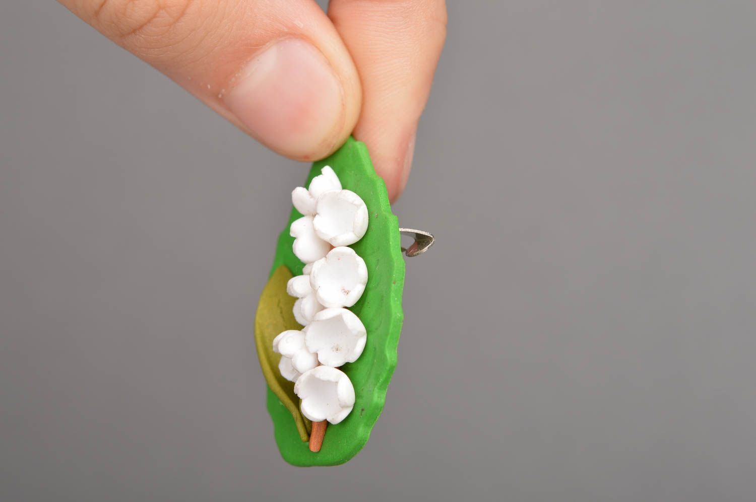 Kleine hanfgemachte Blumen Brosche aus Polymerton Grüner Blatt mit Maiglöckchen foto 3