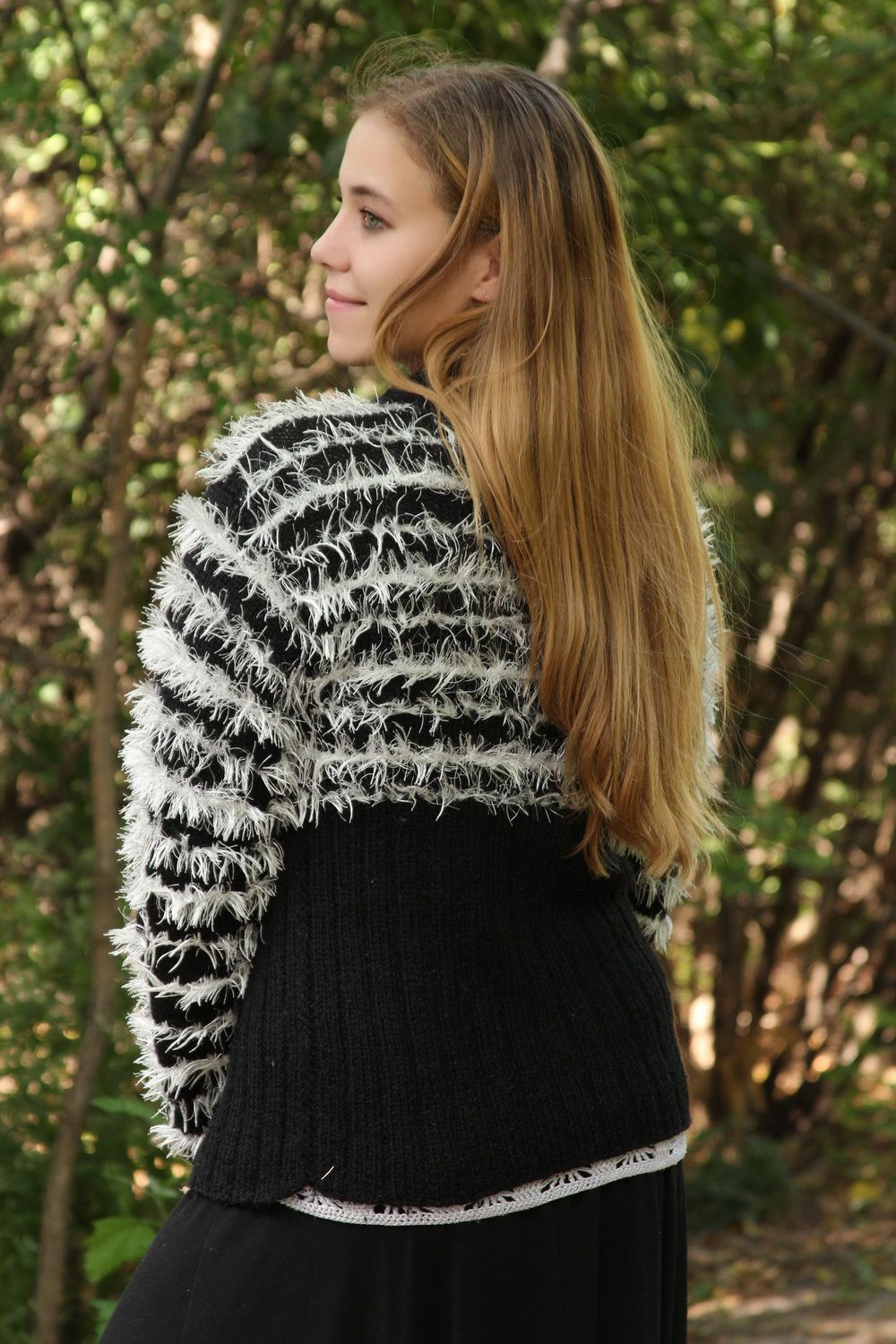 Black and white knitted woolen jacket   photo 3